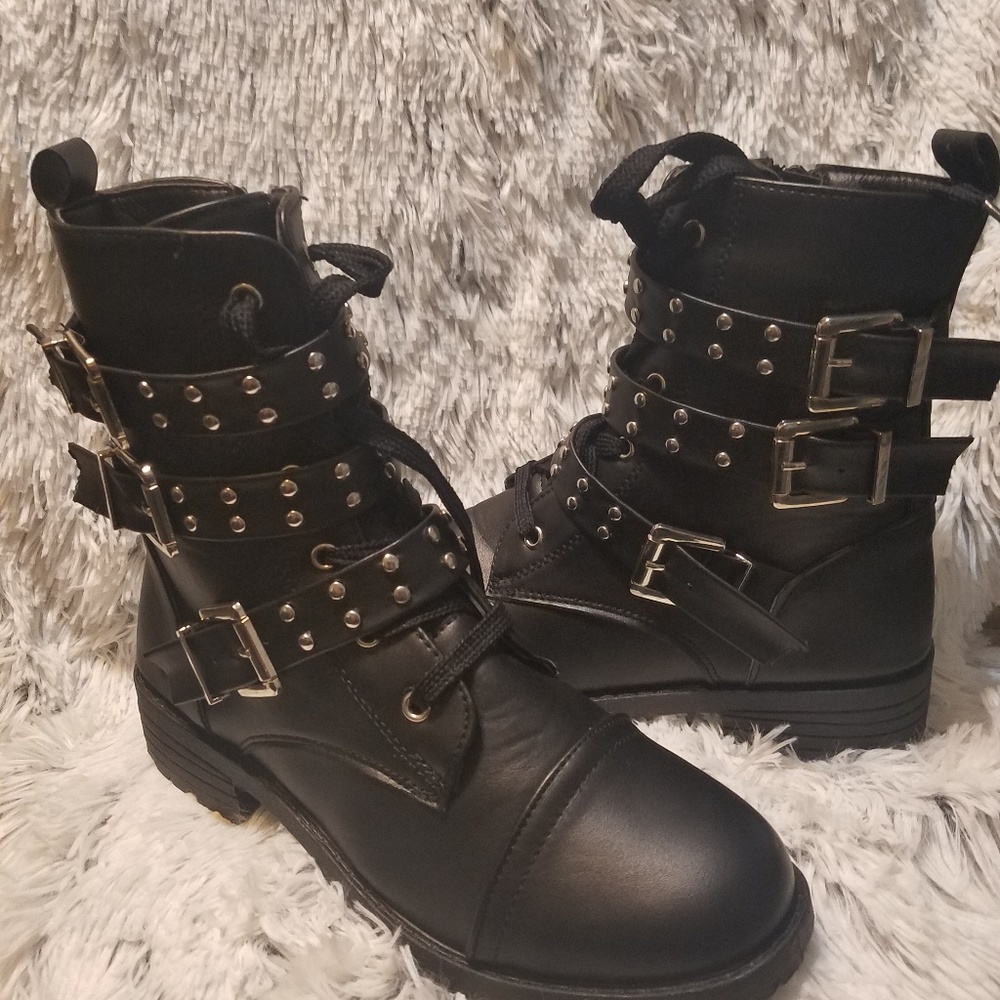 🖤..Studded boots .🖤